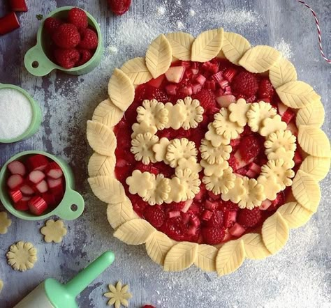 Creative Pie Crust, Pretty Pie Crust, Fancy Pie Crust, Birthday Pie, Pie Crust Art, Beautiful Pie Crusts, Creative Pies, Birthday Pies, Decorative Pie Crust