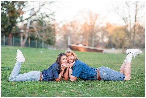 Cheesy Poses Photo Ideas, Cousin Pictures Ideas, Cringy Photo Poses, Awkward 90s Photos, Silly Couple Photoshoot Poses, Engagement Photoshoot Ideas Funny, Couples Photoshoot Silly, Couples Funny Photoshoot Ideas, Awkward Couple Photos Funny