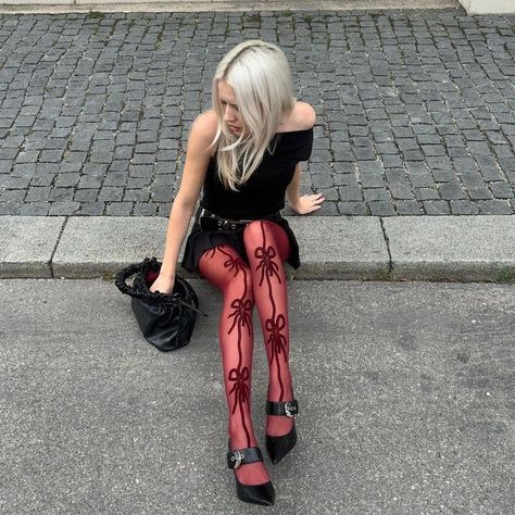 Red Tights Outfit, Oki Doki, Red Tights, Red Stockings, Vestidos Prom, Mode Inspo, Foto Inspiration, Mode Vintage, Fashion Killa