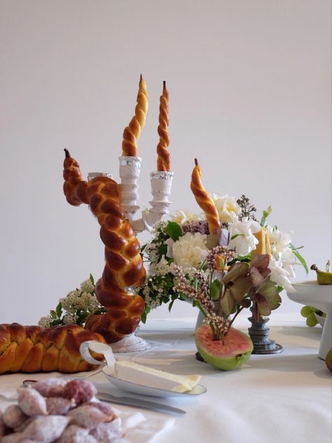 Food Art Installation, Food As Art, Edible Sculpture, Sophisticated Food, Garlic Flower, Festive Dinner, Dinner Party Table, Elegant Desserts, Food Concept