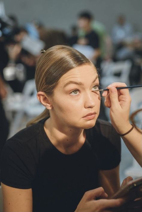 Adut Akech, Milan Fashion Week Runway, Sora Choi, Models Backstage, Nyc Model, Show Beauty, Model Lifestyle, Model Inspo, Model Aesthetic