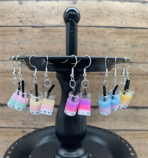 These boba tea charm earrings are incredibly lightweight and perfect for the most sensitive of ears. These earrings are perfect for any event or day. They are fun, and unique making them stand out in an adorable way. The charm is small so they are not overwhelming and add just a touch of color to any outfit! These earrings will make an absolutely perfect birthday or holiday gift for any loved one in your life. Each pair comes in a mesh gift bag making them ready to gift! Earrings Features: The h Boba Tea Earrings, Bubble Tea Earrings, Drink Earrings, Tea Earrings, Mini Verse, Bubble Tea Boba, Kawaii Earrings, Quirky Earrings, Resin Jewelry Making