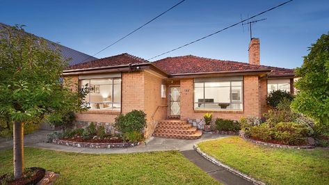 Retro revival sees buyers embrace the suburban classic brick-veneer home - realestate.com.au Brick Bungalow Exterior, 1950s House Renovation, Yellow Brick Houses, 60s House, Sell House, 60s Home, Orange Brick, Light Brick, Brick Construction