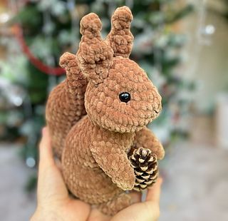 Crochet plushies Squirrel Crochet Pattern, Stuff Toys, Tutorial Amigurumi, Easy Crochet Animals, Crochet Cushion Cover, Plushie Patterns, Crochet Animals Free Patterns, Kawaii Crochet, Fun Crochet Projects