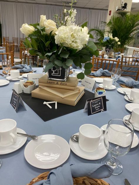 Business Meeting Table Decor, Conference Table Centerpiece Ideas, Business Meeting Centerpiece Ideas, Corporate Breakfast Ideas, Graduation Dinner Table Ideas, Breakfast Table Centerpiece, Corporate Breakfast, Amazing Centerpieces, Corporate Event Centerpieces