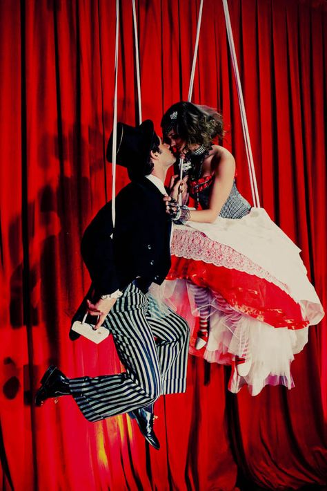 dark-circus_tinywater-photography-0054 Circus Wedding Theme, Vintage Circus Costume, Circus Fashion, Halloween Circus, Circus Wedding, Dark Circus, Carnival Wedding, Circus Performers, Night Circus