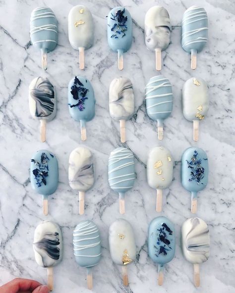 Blue Dessert Table, Cake Pop Receita, Popsicles Cake, Ice Cream Cake Pops, Kue Macaroon, Idee Babyshower, Leftover Cake, Cake Pop Recipe, Cute Desserts