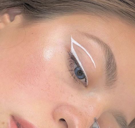 Makeup Blue Eyes, White Eye Makeup, White Eyeliner Makeup, Aesthetic Face, Pretty Aesthetic, White Makeup, White Eyeliner, About Makeup, Edgy Makeup