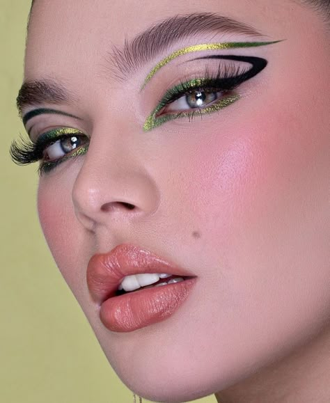 Graphic Makeup Editorial, Editorial Graphic Liner, Metallic Graphic Liner, Graphic Liners Ideas, Metallic Eyeliner Looks, Metallic Editorial, Green Graphic Liner, Eyeliner Verde, Black Graphic Liner