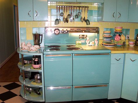 colorful retro kitchen, check out the other pictures, too Alter Herd, Retro Style Kitchen, 50s Kitchen, Turquoise Kitchen, Kitchen Retro, Vintage Stoves, Vintage Appliances, Retro Renovation, Kitschy Kitchen