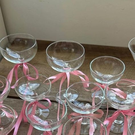 Decoration Table For Birthday, Glasses With Ribbon Bows, 21 Table Decorations, Ribbon On Glasses, Tulle Table Decorations, Bows On Glasses, Bows On Candles, Cute Hosting Ideas, Ribbon Party Decorations