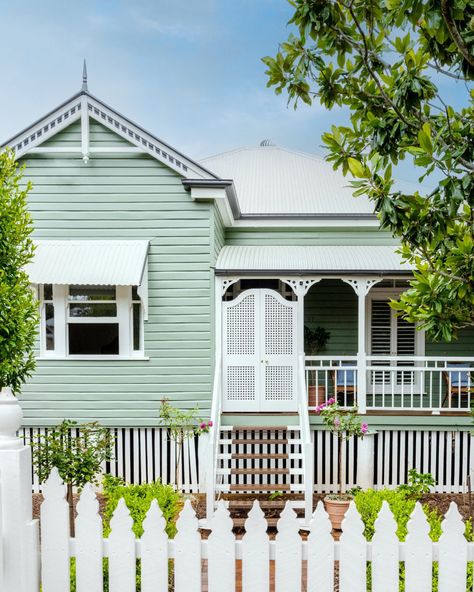 Sometimes, settling down doesn’t mean settling for less. Such is the case for the couple who own this classic Queenslander, built in the early 1900s. “We had that ‘this could be home’ feeling,” says the owner, Ainsley, charmed by the classic Australian architecture. Take a tour of this colourful Queenslander at the link in bio now. Photography: @hannahpuechmarin Interior design: @ivyandpiperhome Builder: @bos.and.jak.constructions Writer: @brittanysmith_writing #cottage #queenslandcott... Queenslander Homes Interior, Queenslander Homes Exterior, Queenslander Architecture, Queenslander Homes, Victorian Country House, Queenslander Renovation, Queenslander House, Exterior Renovation, Architectural Styles