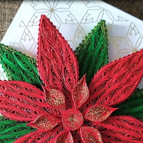 Quilled Poinsettia, Christmas Quilling, Arte Quilling, Christmas Prep, Quilling Christmas, Quilled Paper Art, Quilling Flowers, Diy Recycle, Cards Ideas