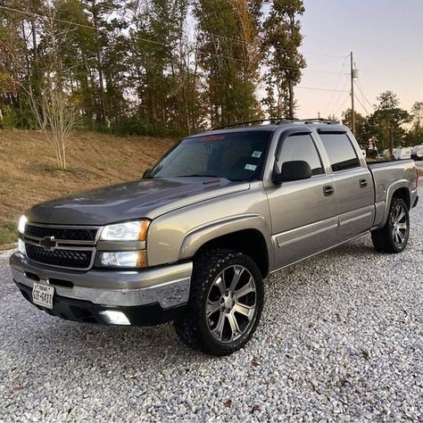 Chevy Cateye, Squatted Trucks, 2006 Chevy Silverado 1500, Truck Life, Silverado Truck, 2006 Chevy Silverado, Trucking Life, Chevy Colorado, Chevy Silverado 1500