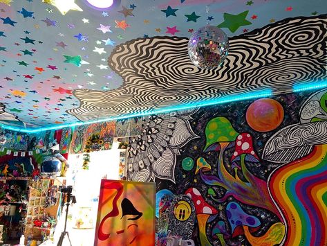 Trippy Paintings On Wall, Trippydraws Room, Room Door Painting Ideas Creative, Trippy Wall Paintings Bedroom, Unique Wall Painting Ideas Creative, Trippy Wall Mural, Trippy Draws, Graffiti Bedroom, Bedroom Art Painting