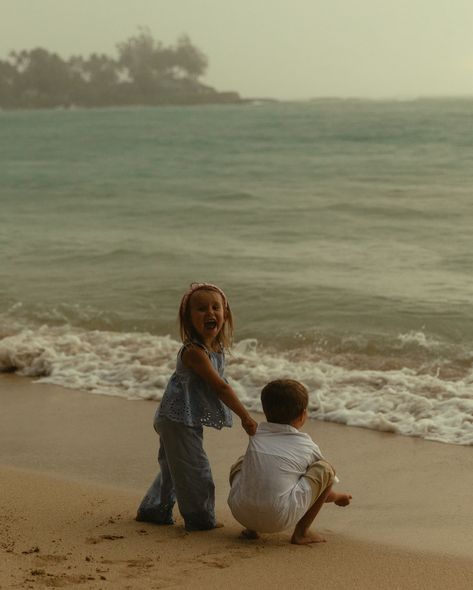 rainy north shore sunset with the Culver’s🌴 #oahuphotographer #hawaiiphotographer #utahphotographer #travelphotographer #familyphotography #777luckyfish #authenticlovemag #lifestylephotographer #arettemagazine #dirtybootsandmessyhair #crazyloveandwildkisses #loveandwildhearts #unscriptedposingapp 🏷️ o’ahu photographer, hawai’i photographer, candid photos, cinematic photography, family photographer, storytelling photographer, couples, love, movie scenes, family photo inspo, pinterest, sunse... Beach Aesthetic Family, Family Summer Photos, Island Family Aesthetic, Summer Family Aesthetic, Family On The Beach Aesthetic, Cinematic Family Photos, Candid Family Photos, Family Photos Documentary, Documentary Family Photography Storytelling