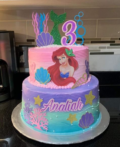 Two tier cake 2 Tier Mermaid Cake, Little Mermaid Cake Ideas, Mermaid Cake Design, Mermaid Cake Ideas, The Little Mermaid Cake, Pastel Frozen, Ariel Cake, Little Mermaid Cake, Ariel Party