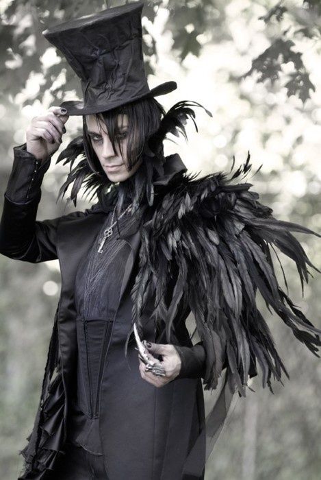 Diablo Costume Idea (raven / crow) Raven Costume, Makeup Clown, Gothic Type, Halloween Makeup Clown, Mode Steampunk, Dark Circus, Mens Halloween Costumes, Costume Makeup, Gothic Jewelry