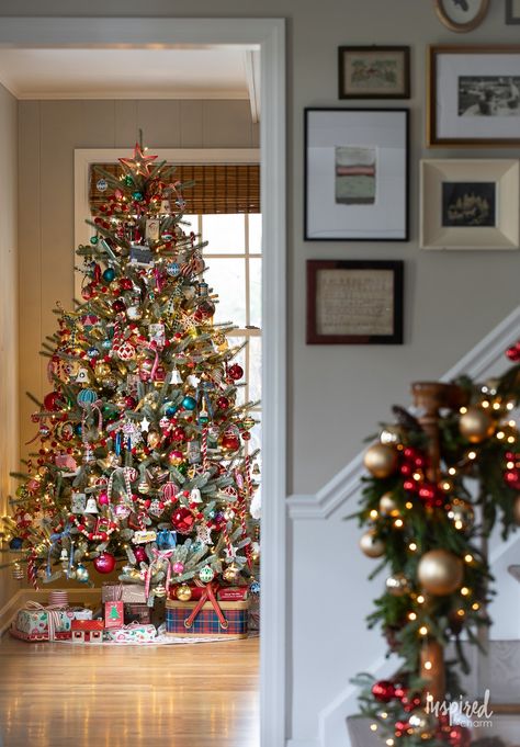 Step into a festive wonderland with my Nostalgic Charm Christmas Tree, a delightful fusion of vintage glamour and contemporary style. Explore how to curate a tree that balances heirloom ornaments with modern flair, perfect for adding a touch of nostalgia to your holiday celebrations. Get inspired to create your own vintage-inspired whimsical Christmas masterpiece. Christmas Decor Whimsical, Flocked Tinsel Christmas Tree, Collected Christmas Tree, Christmas Tree Ideas Eclectic, Homey Christmas Tree Ideas, Colored Lights On Christmas Tree, How To Style A Christmas Tree, Droopy Christmas Tree, Family Christmas Tree Decorating