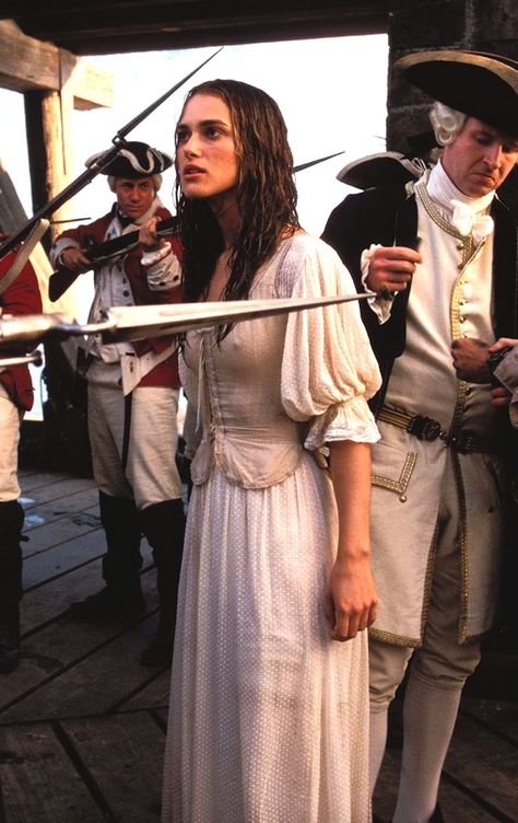 Elizabeth Swan Costume, Keira Knightley Pirates, Elisabeth Swan, Will And Elizabeth, Curse Of The Black Pearl, Caribbean Outfits, Kiera Knightly, Elizabeth Swann, Elizabeth Turner