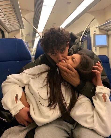 Photos Couple Mignon, The Love Club, Foto Poses, Boyfriend Goals, Cute Couples Photos, Relationship Goals Pictures, Photo Couple, Cute Relationship Goals, Teenage Dream