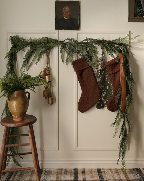 Rustic Stockings Christmas, Stockings On Wall Ideas, Christmas Rustic, Stocking Stuffer Ideas, Cozy Christmas Decor, Linen Interior, Christmas Decor Inspiration, Cottage Christmas, Christmas Interiors