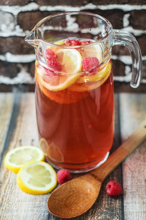 Raspberry-Lemon Blush Sangria Spritzers! Blush Sangria Recipe, Lemon Sangria, Raspberry Sangria, Wedding Shower Food, Raspberry Lemonade, Bread Appetizers, Lemon Raspberry, Sangria Recipes, Main Dish Salads