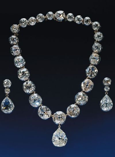 The diamond coronation necklace and earrings were originally created for Queen Victoria. The jewels have been worn by Queen Alexandra, Queen Mary, The Queen Mother and Queen Elizabeth II at their coronations. Royal Crown Jewels, Afrikaanse Mode, Royal Jewels, Royal Jewelry, Jewel Box, Crown Jewels, Queen Victoria, Best Diamond, Buckingham Palace