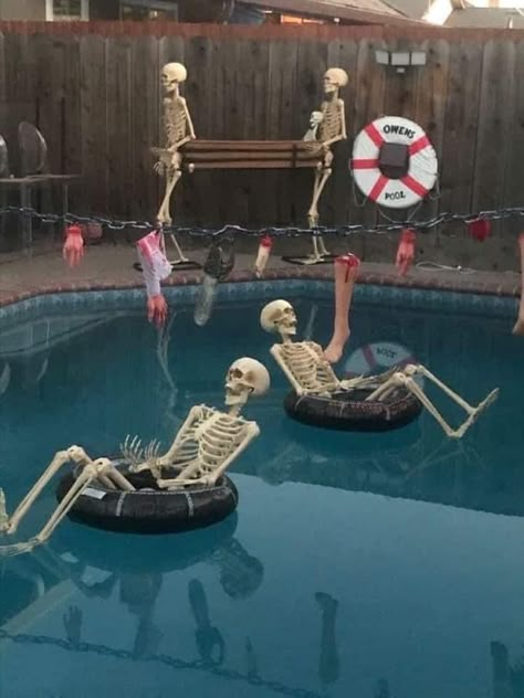 Halloween Skeleton Bbq, Pool Halloween Decor, Skeleton Pool Party, Summer Goth Decor, Summerween Ideas Aesthetic, Spooky Pool Party, Spooky Summer Party, Summerween Pool Party, Slasher Summer Party