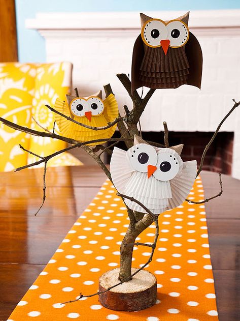 These cute owls are made out of cupcake liners.They make a great centerpiece when perched on your table! #ParentsCrafts Barn Craft, Barn Crafts, Owl Craft, Diy Feather, Paper Owls, Owl Birthday, Owl Party, Owl Theme, Owl Crafts