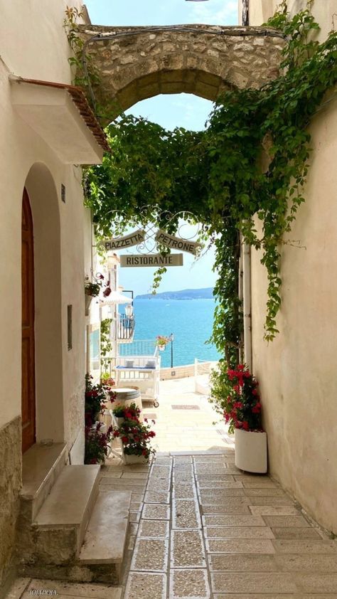 Wallpaper Backgrounds Italy, Italy Phone Wallpaper, Italy Alleyway, Italy Wallpaper Iphone, Vieste Italy, Photography Restaurant, Italy Sea, Italy Vibes, Italy Painting