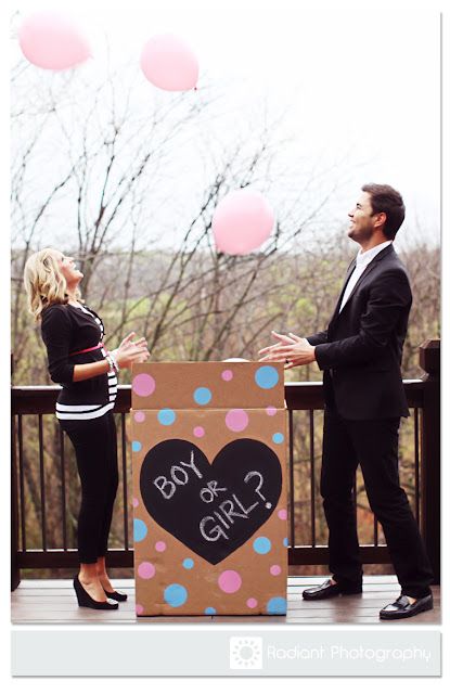 Check out these cute pictures for Gender Reveals.  The last few years (and maybe thanks to Pinterest) gender reveals are getting more and more popular.  There are so many cute ideas for parties, favors, and announcements! Vogue Kids, Idee Babyshower, Baby Reveal Party, Gender Party, Shower Bebe, Foto Tips, Baby Gender Reveal, Reveal Ideas, Baby Reveal