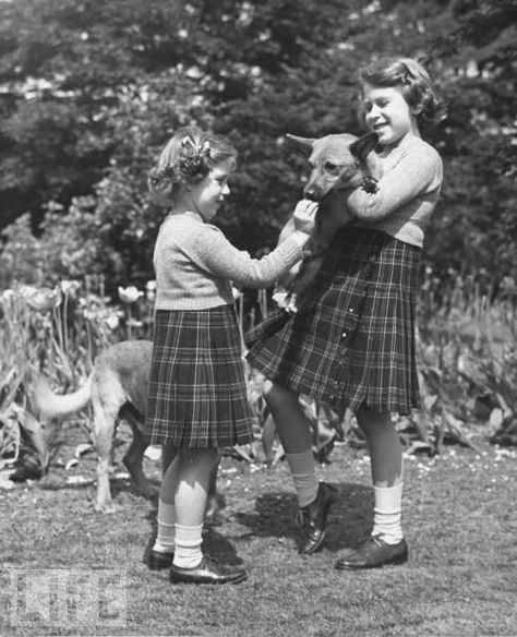 Look like Shirley Temple Elizabeth Young, Princesa Margaret, Queen Elizabeth Photos, Young Queen Elizabeth, Rainha Elizabeth Ii, Reine Elizabeth Ii, Walks In London, Reine Elizabeth, Elisabeth Ii