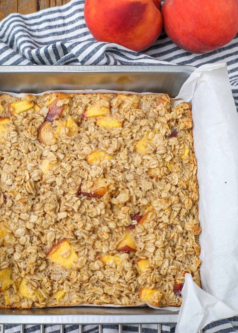 Peach Baked Oats, Blueberry Peach Baked Oatmeal, Peach Oatmeal Bars Healthy, Peach Baked Oatmeal Healthy, Peaches And Cream Oatmeal Bake, Peach Cobbler Baked Oats, Oatmeal With Peaches, Baked Oatmeal With Peaches, Peaches And Cream Baked Oatmeal