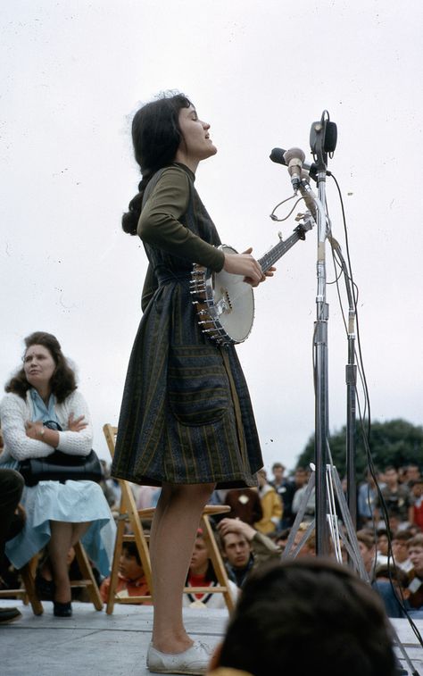 Hedy West Newport Folk Festival, American Folk Music, A Well Traveled Woman, Folk Musician, Music Girl, Serial Experiments Lain, Joan Baez, Folk Festival, Studio 54