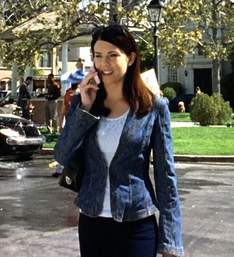 S5E20 “How Many Kropogs to Cape Cod” Lorelai Gilmore Denim Jacket, Lorelai Outfits, Lorelai Gilmore Outfits, Lorelai Gilmore Style, Gilmore Girls Lane, Early 2000 Fashion, Gilmore Outfits, Lorelei Gilmore, Gilmore Girls Fashion