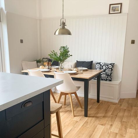 Lisa on Instagram: “Sharing our built in dining area for #transformationtuesday this week! So happy with this corner now - the benches are the best for…” Built In Dinning Room Bench Corner, Corner Kitchen Table Ideas, Dining Room And Kitchen Combo, Dinning Room Bench, Corner Bench Dining Table, Built In Dining Bench, Dining Table With Bench, Built In Bench, Dining Room Bench