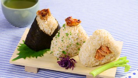 Chicken Onigiri Recipe, Onigiri Photography, Onigiri Chicken, Chicken Onigiri, Onigiri Filling, Onigiri Recipe, Ramadan Recipe, Buffalo Wing, Rice Cooker Recipes