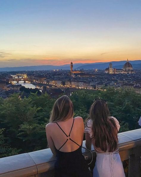 Living In Italy Life, Besties In Italy, Interailling Europe, Best Friends In Italy, Florence Picture Ideas, Florence Pictures, Summer In Florence, Italy Girls Trip, Florence Italy Photography