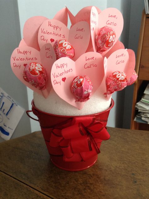 lollipop with a card Lollipop Ideas Gift, Valentine’s Day Lollipop, Tootsie Pop Valentine Ideas, Lollipop Wrapping Ideas, Valentines Grams Ideas, Lolipop Valentines Ideas, Dum Dum Lollipops Ideas, Mini Valentines Gift Ideas, Candygram Ideas