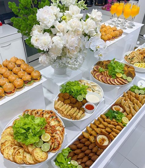 Appetizer Displays Presentation, Picnic Buffet Table Ideas, Catering Buffet Presentation, Appetizer Platter Ideas, Catering Display Presentation, Birthday Buffet Ideas Food, Lunch Catering Ideas, Party Food Setup Display, Birthday Catering Ideas