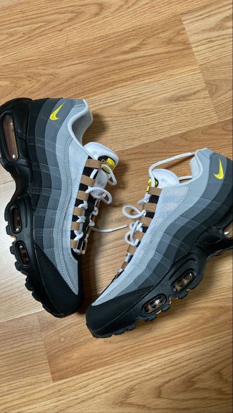 Pretty Sneakers, Sneaker Outfits, Trendy Shoes Sneakers, Pretty Shoes Sneakers, Kicks Shoes, All Nike Shoes, Style 2023, Nike Shoes Air Max, Fresh Shoes