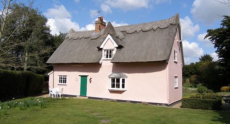 A thatched cottage in Stutton, England painted the proper Suffolk Pink. Pink Cottage Exterior, Pink Rendered House, Pink Cottage House Exterior, Pink Exterior Paint, Pink Cottages, House Exterior Uk, Norfolk Flint Cottage, Chef Marco Pierre White, Pink House Exterior