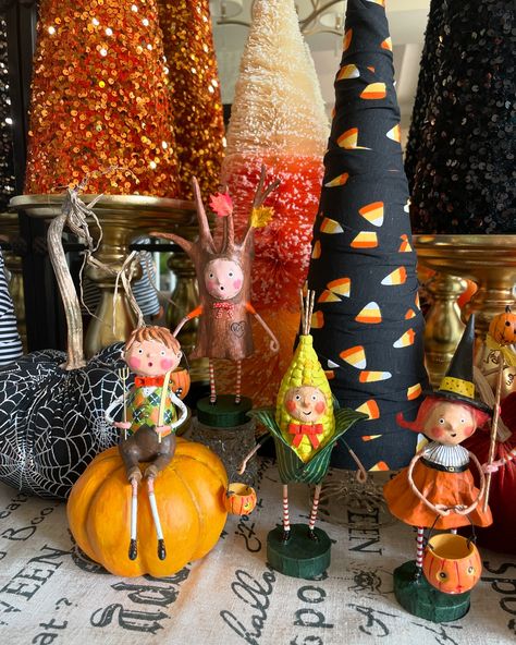 🍂🧡🍂Some Halloween fun!! 👻🎃💀 These cuties are in stock and ready to ship. This year we have also added Haunted House, candy corn trees, our handmade trees and pumpkins and so much more for this collection. 🍂🧡🍂 Tap the photo to shop 🛍 and FREE 📦shipping on all orders over $50. If you need a link I’m happy to send one, please message me. You can also tap the link in my bio and go right to my website. . . . . . . . #thepermanentgarden #blueandwhitechicpassion #preppychicpassion #bhg #southern... Bookshelf Size, Peter Pumpkin Eater, Peter Peter Pumpkin Eater, Witch Dolls, Peter Pumpkin, Lori Mitchell, Fall Themes, Pumpkin Eater, Vintage Figurines