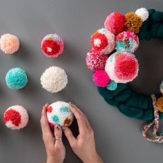 Multicolor Pompom Diy, Wool Pom Pom Diy, Multi Colored Pom Pom Diy, Pom Pom Patterns, Diy Puffs, Pompom Crafts, Pom Pom Tutorial, Pom Pom Animals, Pom Pom Decorations