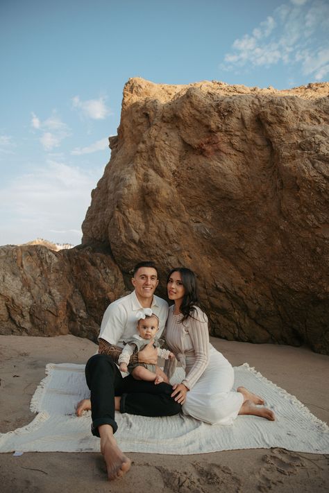 Beautiful Beach Family Photo Session #family #beachphotography #photography #familyphotography #baby #lifestylephotography #malibu #ventura #santabarbara Family Winter Beach Pictures, Months Photoshoot, Beach Family Photoshoot, Beach Photoshoot Family, Family Beach Session, Dad Pictures, Family Beach Portraits, Fall Beach, Family Photoshoots