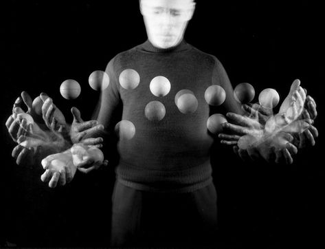 Slide Show: Gjon Mili and the Science of Movement | The New Yorker Multiple Exposure Photography, Gjon Mili, Movement Photography, Austin Kleon, How To Juggle, The Darkest Minds, Multiple Exposure, Exposure Photography, Arte Inspo