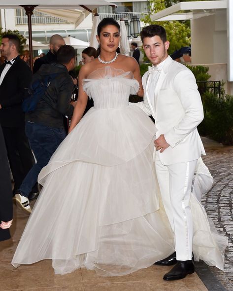 Tall Woman Short Man Couples, Short King Tall Queen, Taller Girlfriend Couples, Taller Bride, Tall Woman Short Man, Tall Bride, Nick And Priyanka, Priyanka And Nick, Taller Girlfriend