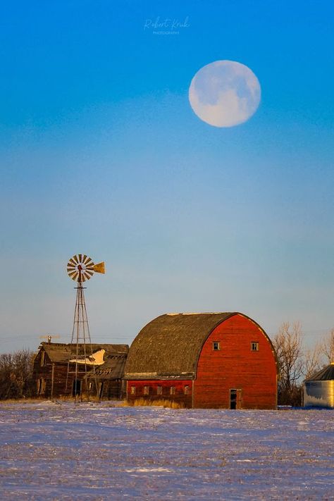 Canadian Landscapes | Alberta moon early morning 🌙 🇨🇦📸 | Facebook Canadian Landscape Photography, Alberta Landscape, Out Houses, Midnight Rider, Canadian Landscape, Beauty Of Winter, Felting Wool, Alberta Canada, Elementary Art