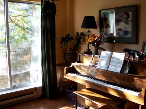 Piano Corner, Piano Room Decor, Piano Living Rooms, Parlor Room, Piano Decor, Piano Room, Wall Bookshelves, Green Rooms, House Room